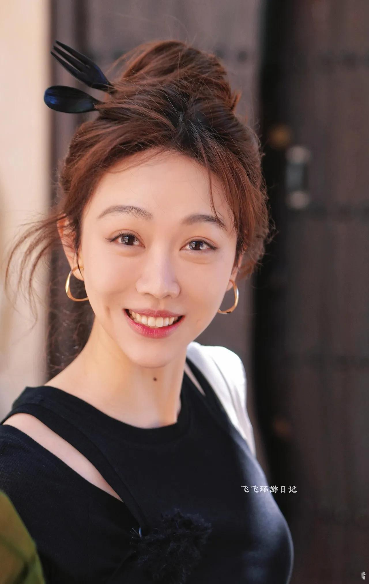 姜妍在摩纳哥录制《中餐厅》的新造型，她戴着叉子和勺子形状的木钗，这个簪子和中餐厅