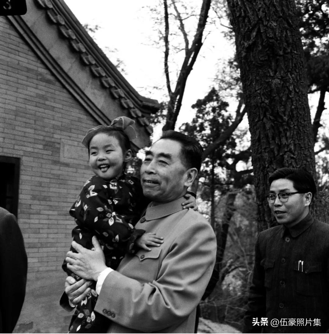 1962年，周恩来总理抱着宋庆龄的养女隋永洁的有爱一幕。隋永洁（1959年出生）