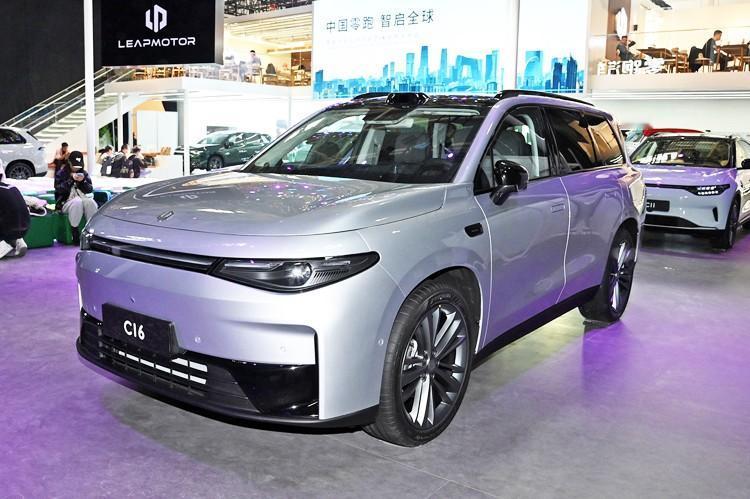 在2024北京车展上，零跑的全新车型——零跑C16首发亮相，并开启预订。新车定位