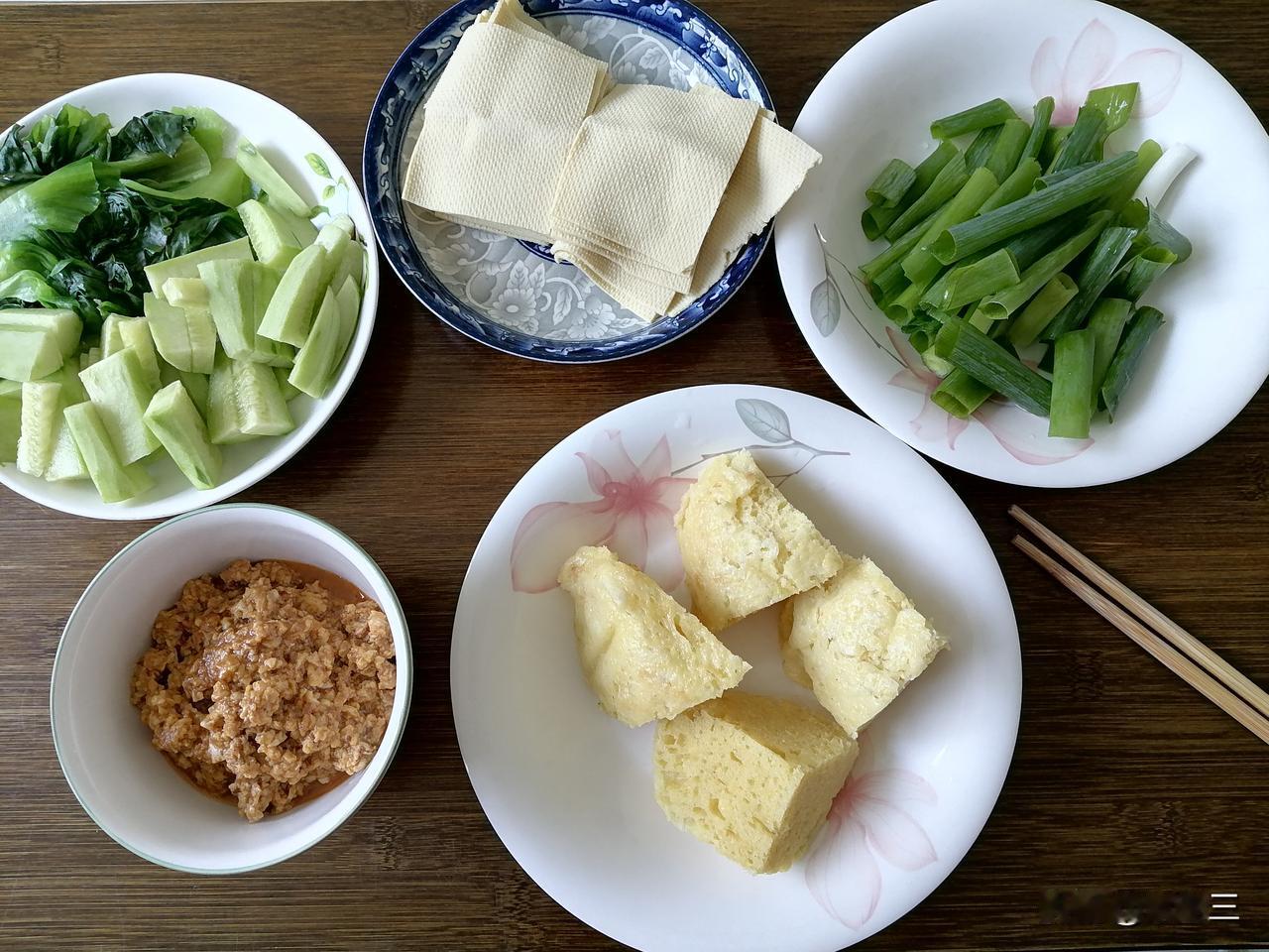 傍晚，一位老朋友找我吃饭，我犹豫再三，还是没去。我是没敢去。

下午三点钟，一位