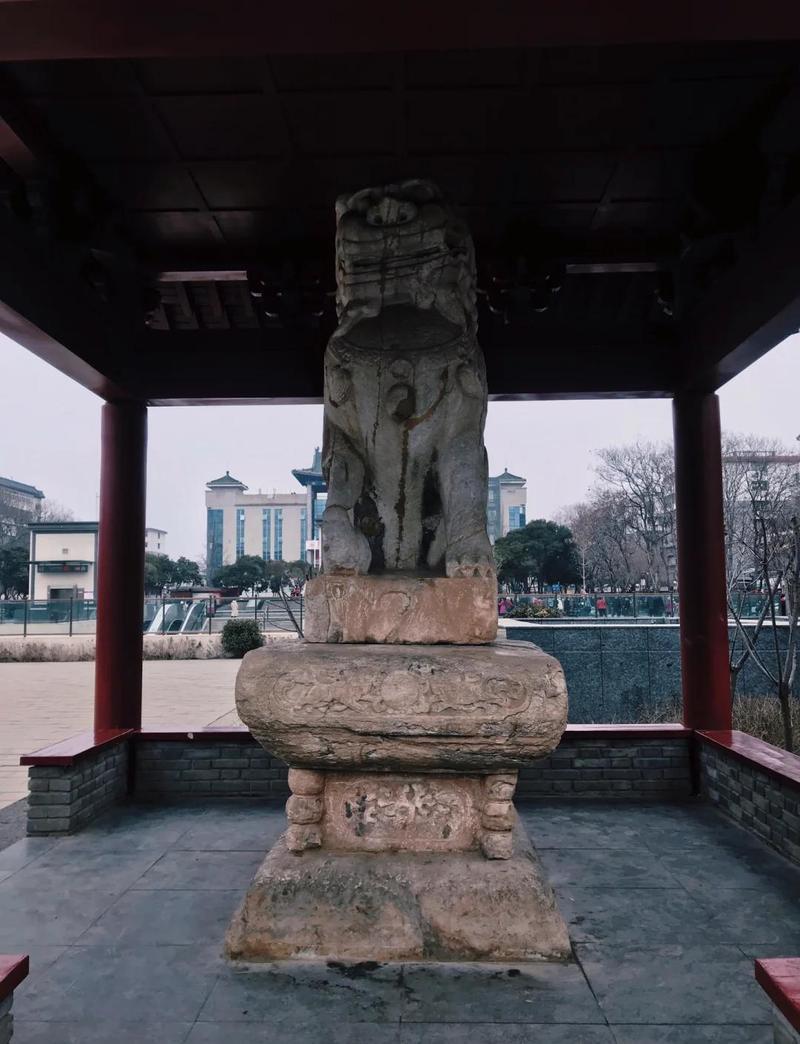 万历最宠的儿子，最后被人当成一道菜端上了桌。

《明史》白纸黑字写着：李自成攻破