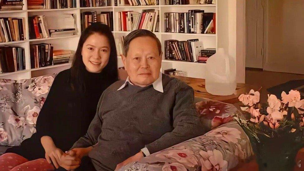 凤凰新闻【翁帆想要的，已经拿到了】10月24日上午九点，杨振宁先生的遗体告别仪式