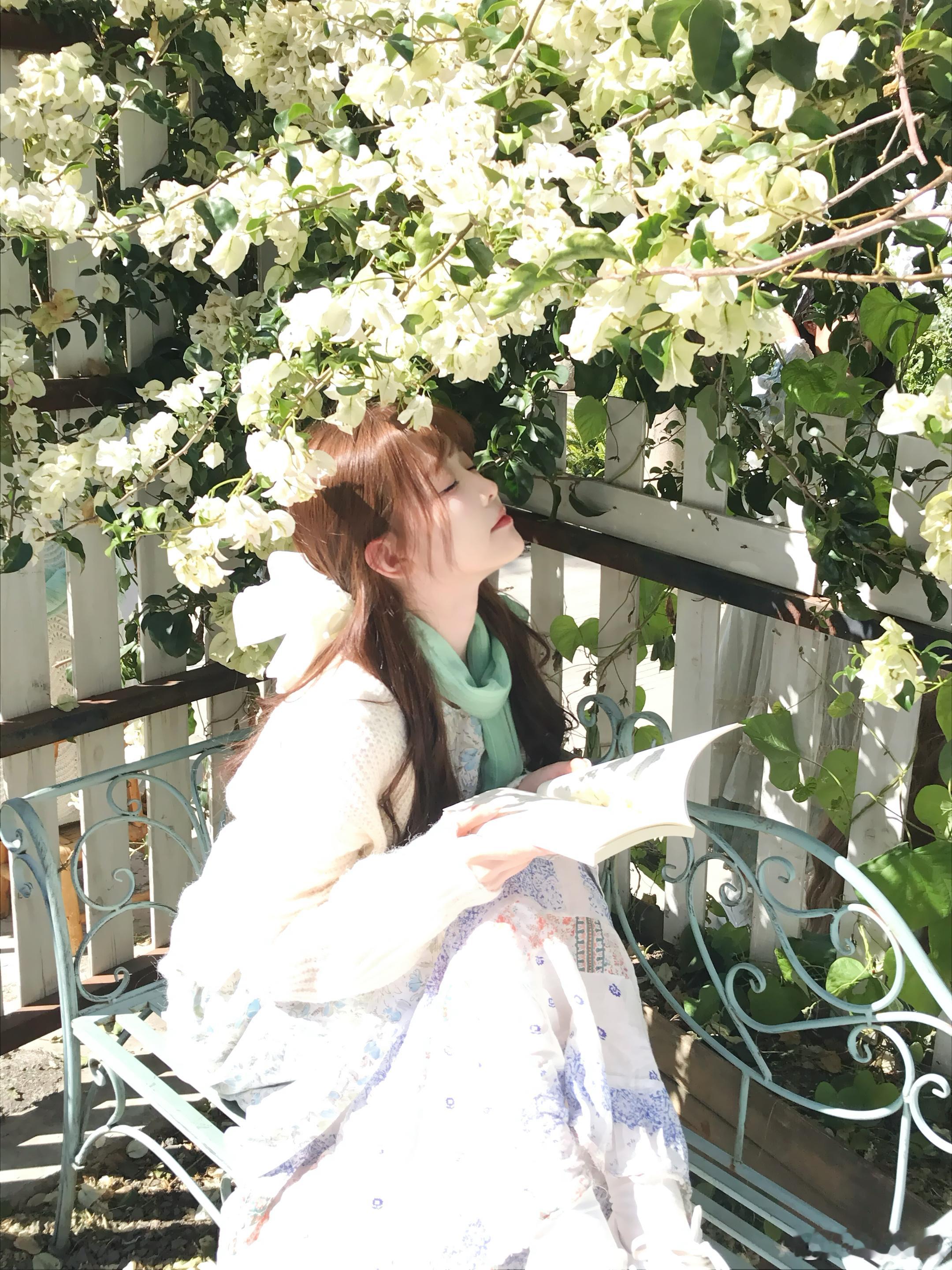 在云南💭白色三角梅盛开的季节☀️拍的手机花絮就狠狠出片了 我爱阳光！爱云南～三