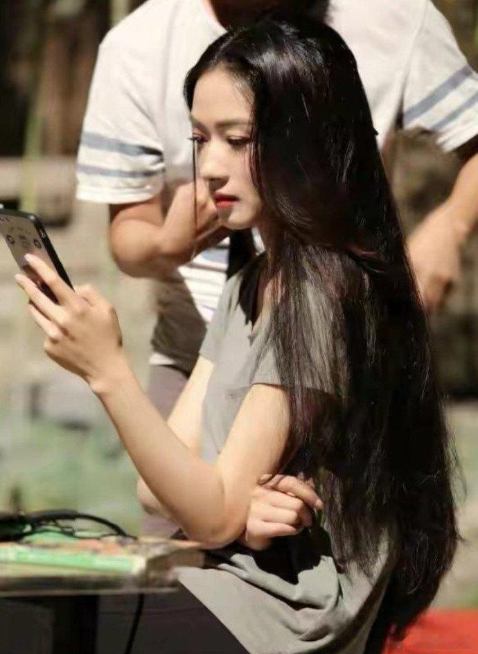 万茜出圈最美的一张图，这是她怀孕5个月拍的，有种遗世独立的仙女之美。 ​​​