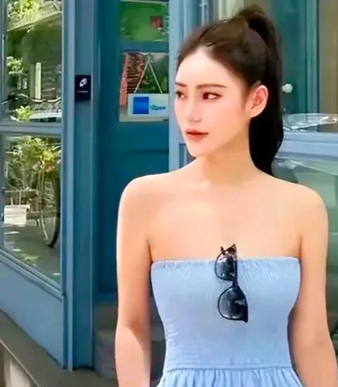 在月影斑驳的会议室里，马小梅如同一只灵巧的猎豹，悄无声息地展开了她的布局。她的眼