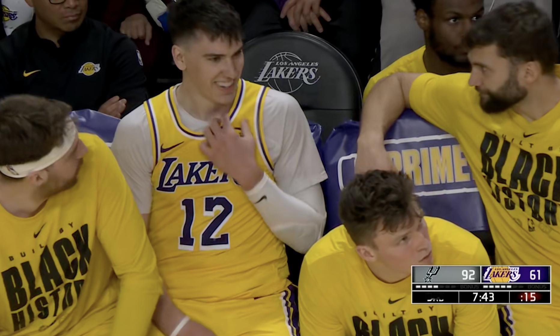 拉拉维亚，6次犯规，被罚下，笑嘻嘻，下班了。 