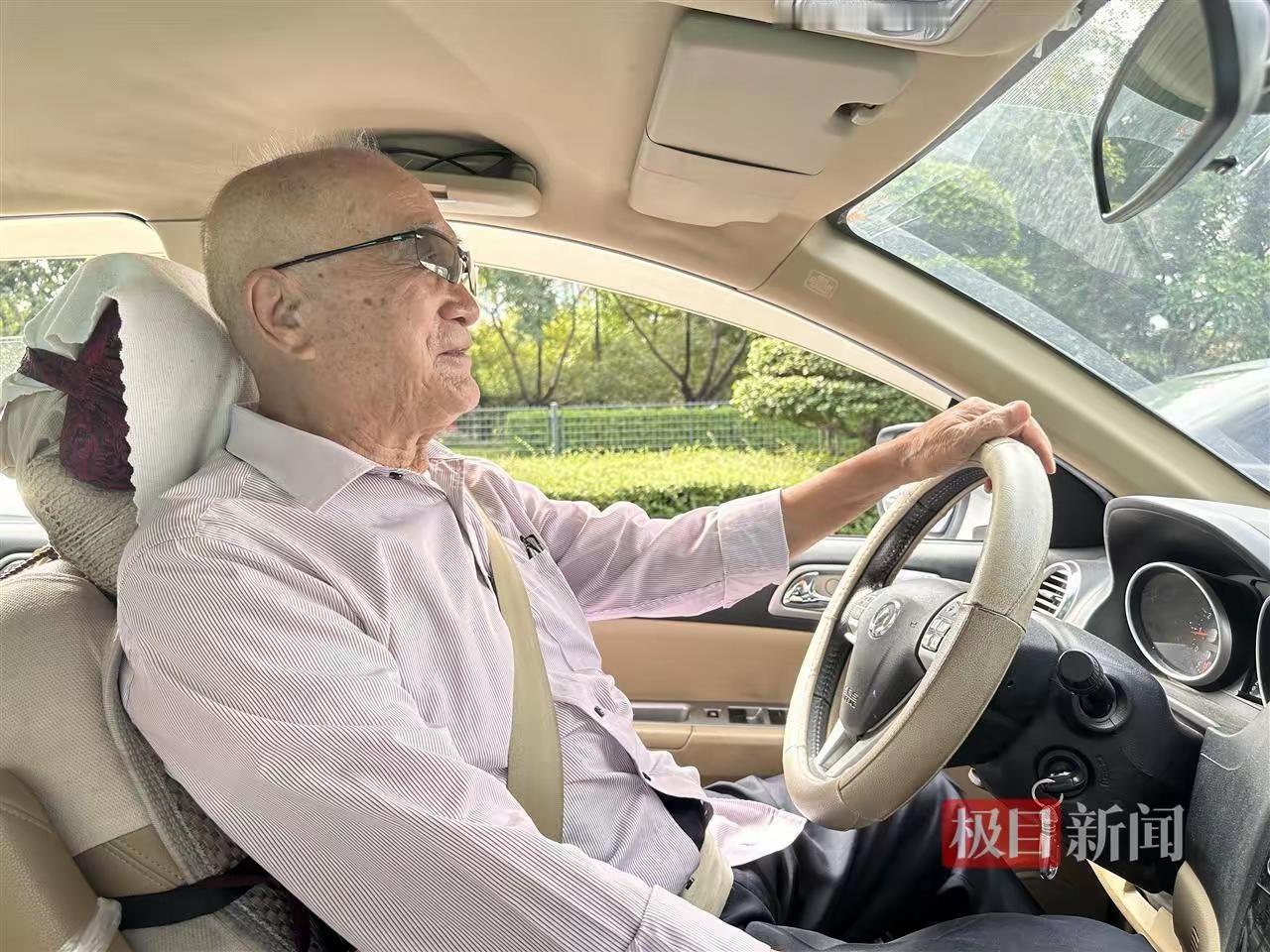 王伯是呼和浩特市人，是一名抗美援朝老兵，退休后学习汽车驾驶技术，已自驾游23年，