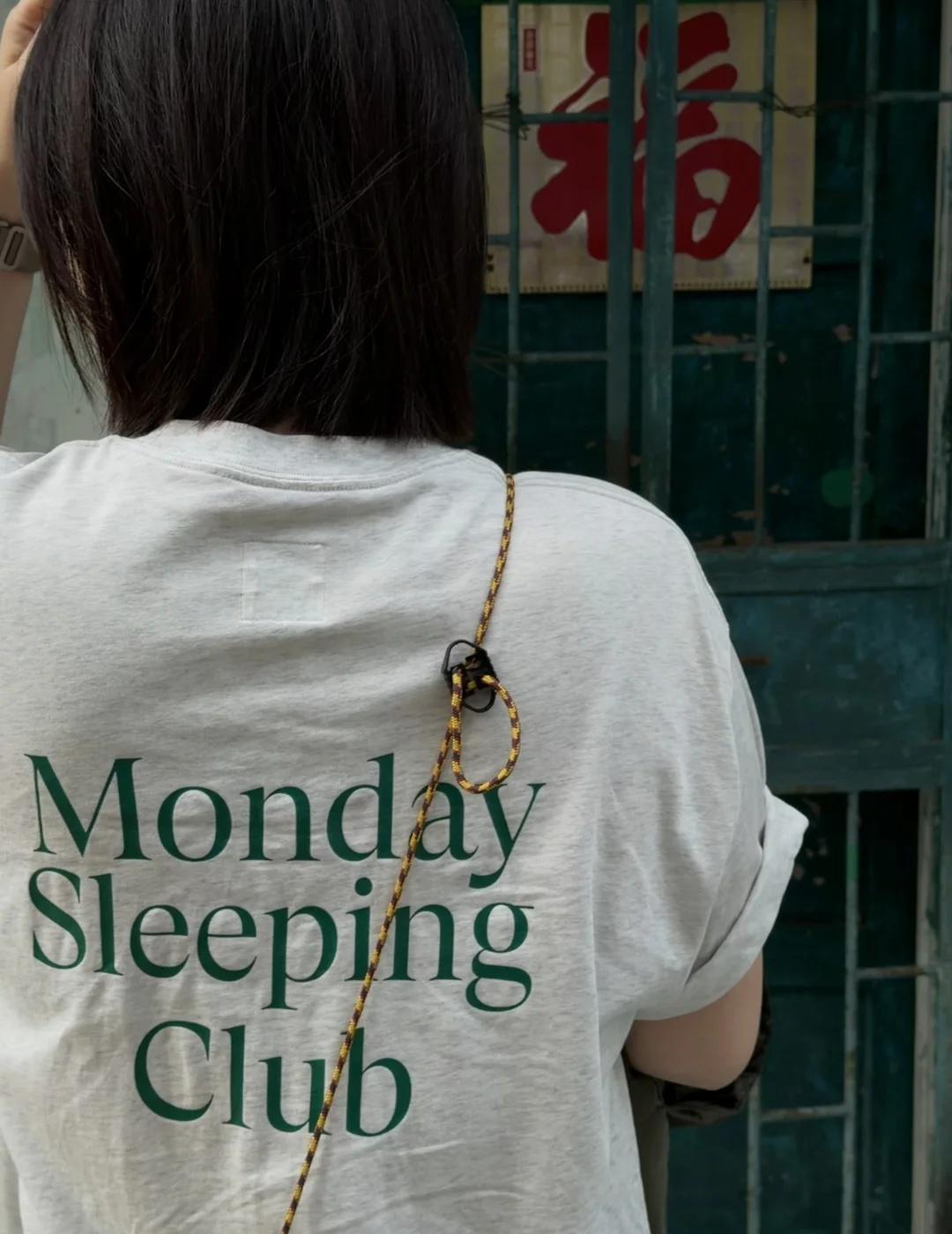 准备和93%湿度bye了
春天挺好
但下雨潮湿过敏自然卷不好
算了春天也不是很好