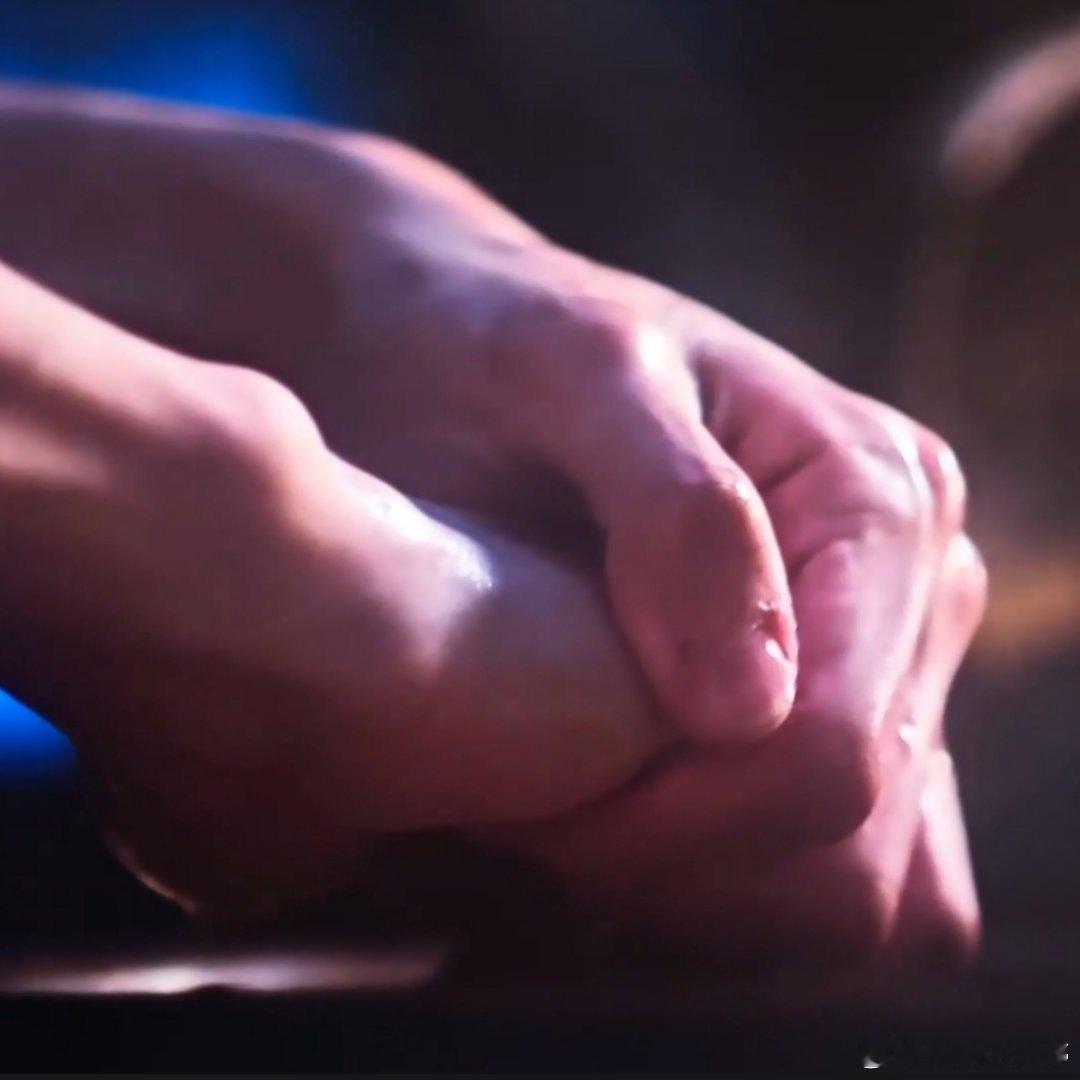 张凌赫也抠手张凌赫手也干巴，接个护手霜代言吧，多涂点护手霜 