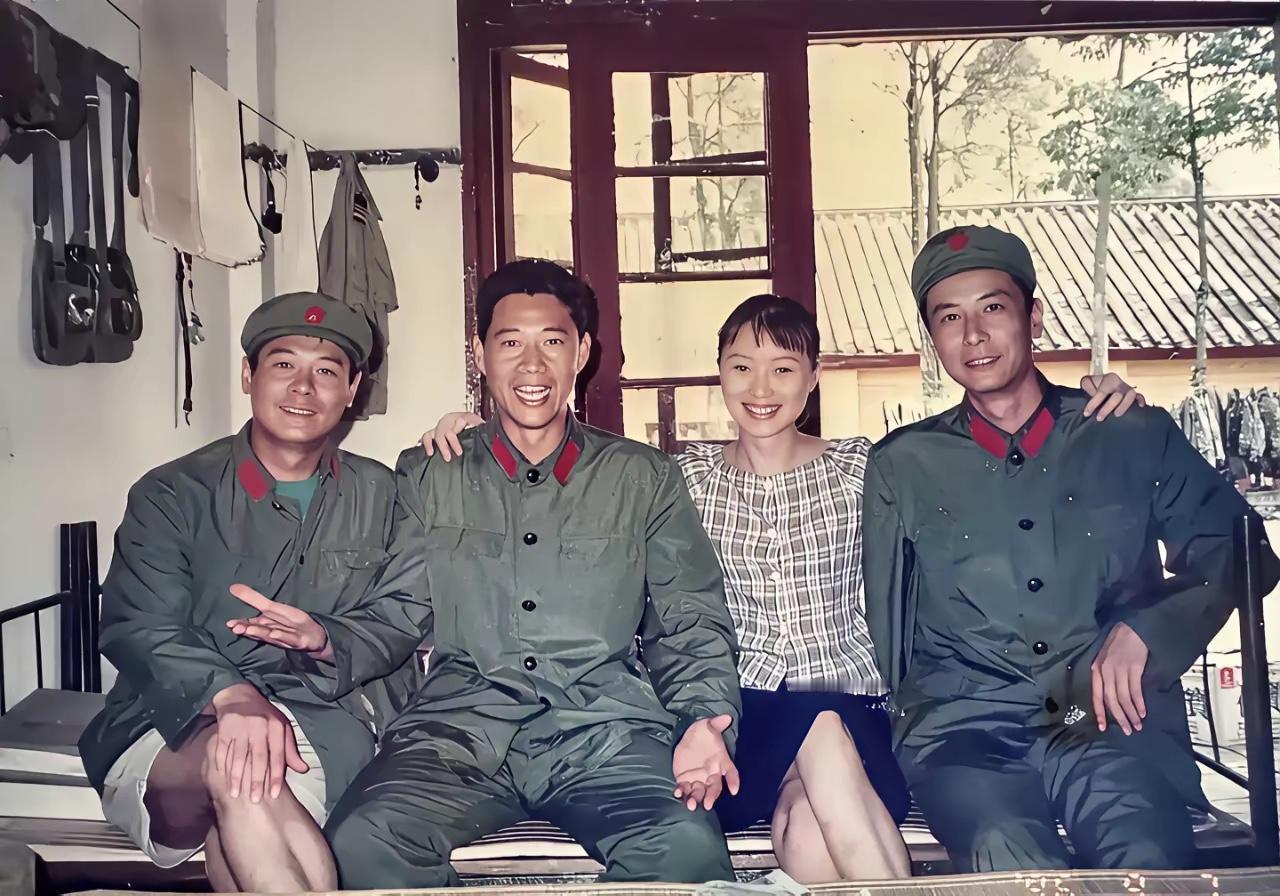 张丰毅年轻时候真的好帅，气质非常好，旁边女士是谁也非常有气质
