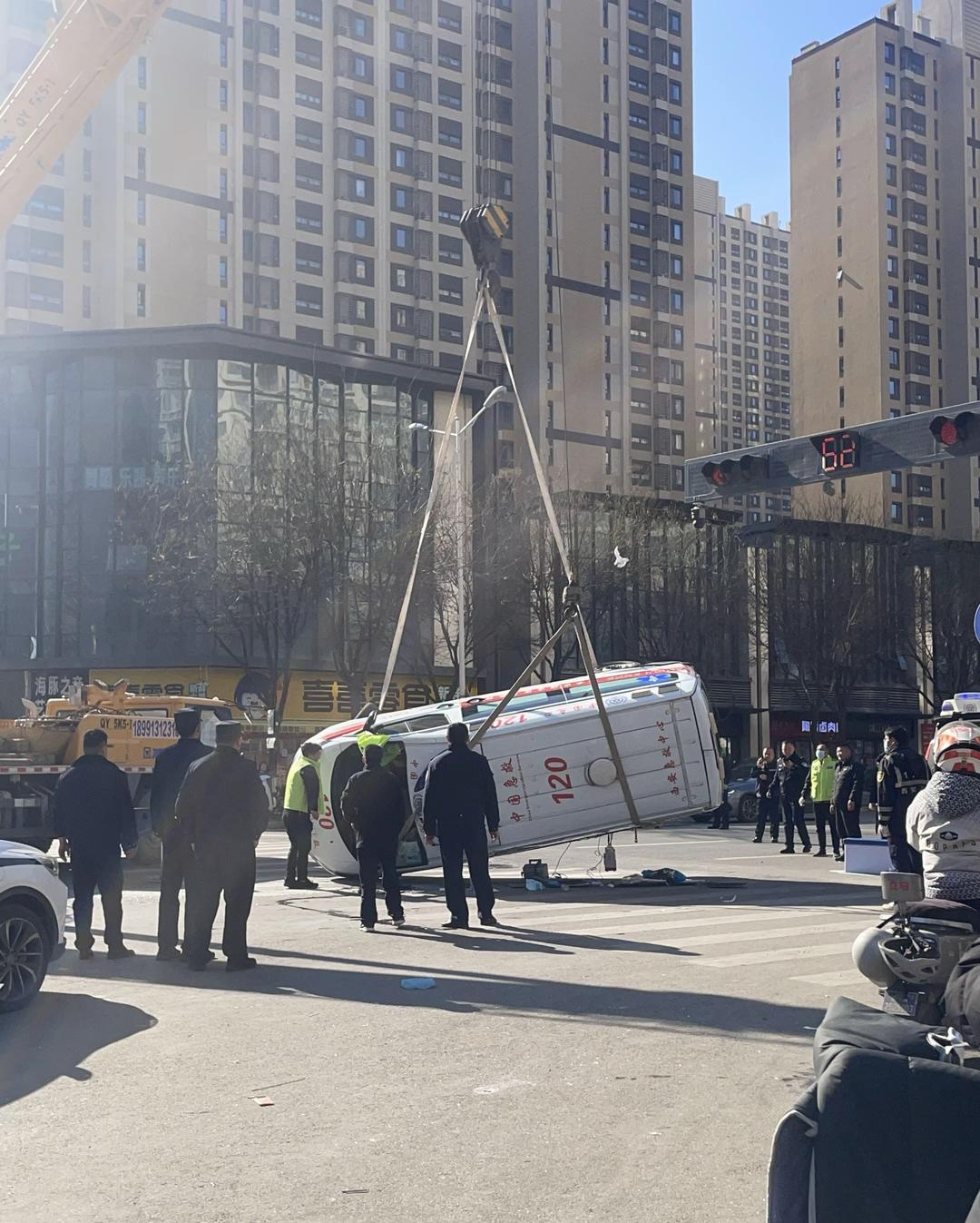 【#医院回应救护车侧翻# ：车内医护人员皮外伤，病患生命体征已平稳】#西安一救护
