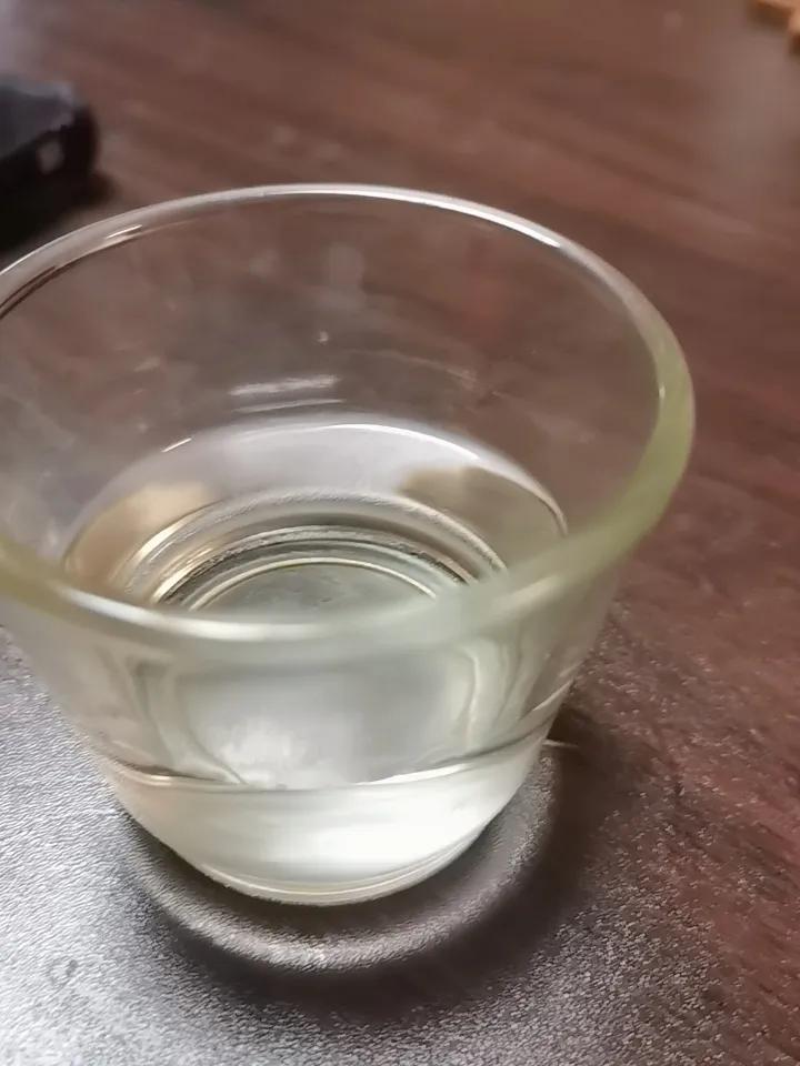 一瓶不满，半瓶晃荡。人不能太飘，太飘了迟早是要翻车的。