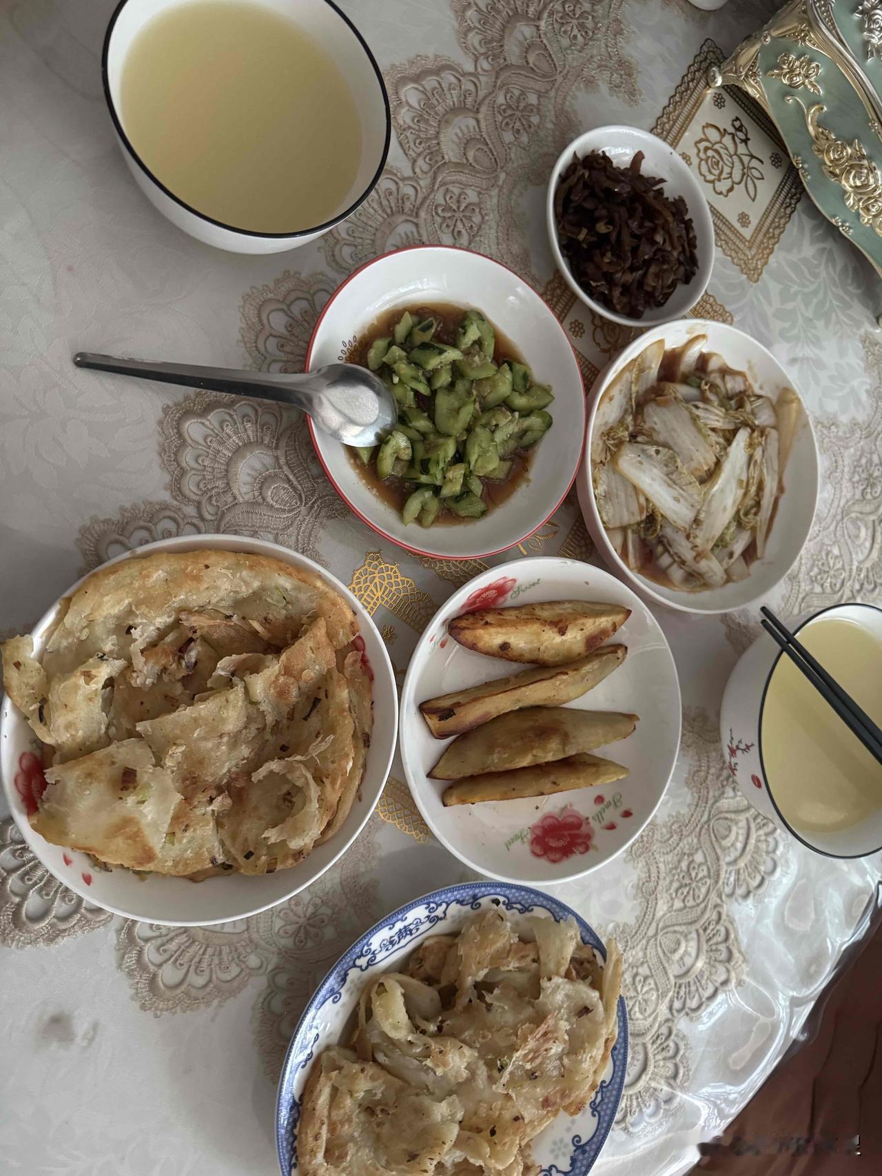 看我们今天晚上的家常饭，简简单单。
葱花油酥饼。
烤红薯。
凉拌黄瓜。
醋溜白菜