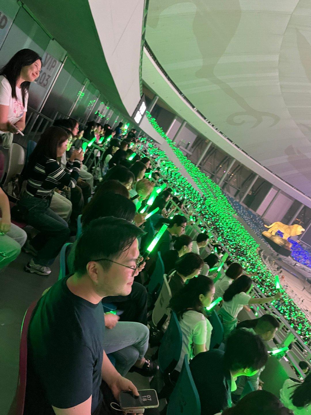 薛之谦国庆收官演唱会满座国庆收假最后一天，依旧人气满满，偌大场馆座无虚席，歌声回