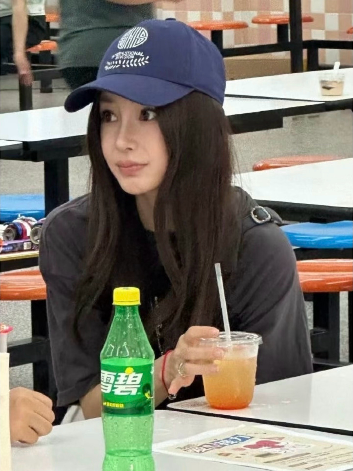 angelababy参加小海绵学校义卖会 今日份Baby妈咪实况生图 