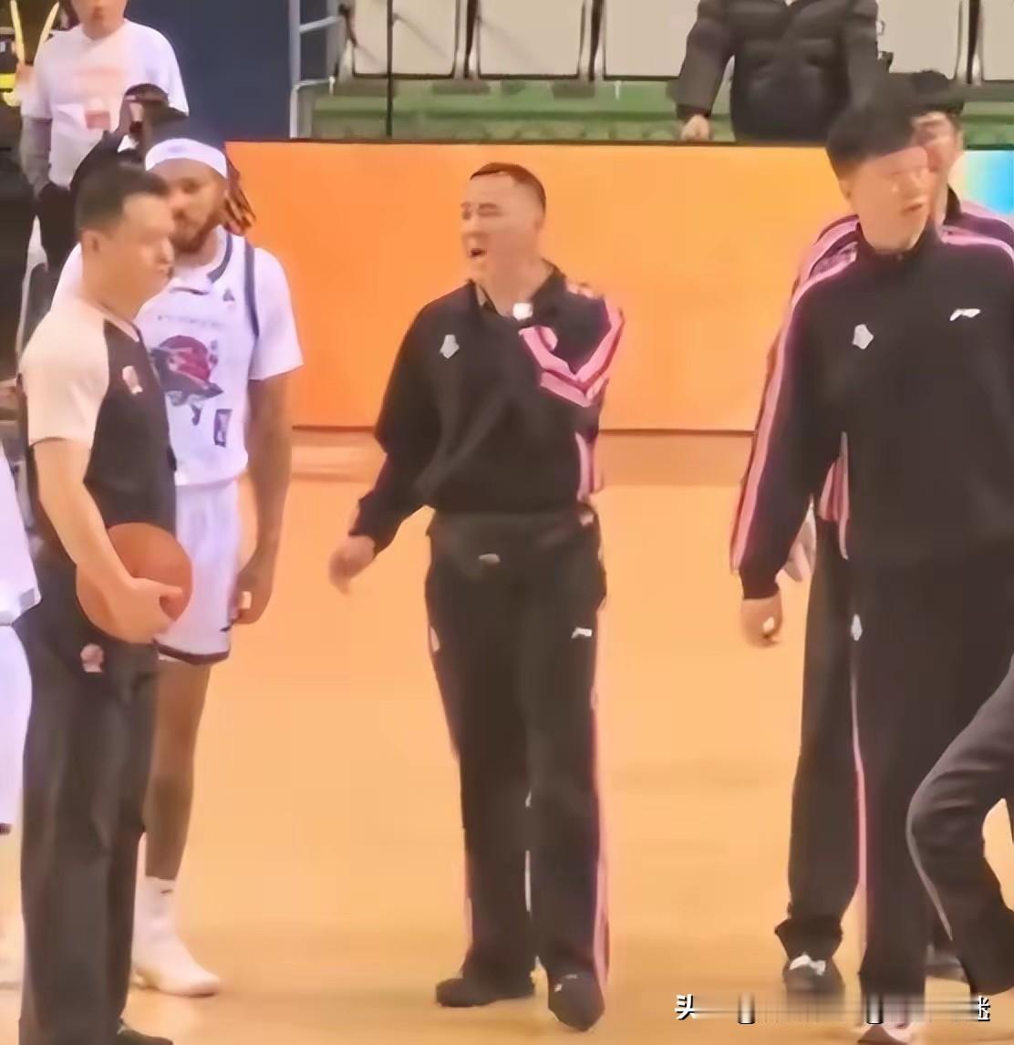 CBA最大的幽默就是裁判，我们的裁判有时候判罚让人感到不解。如果CBA想要快速发