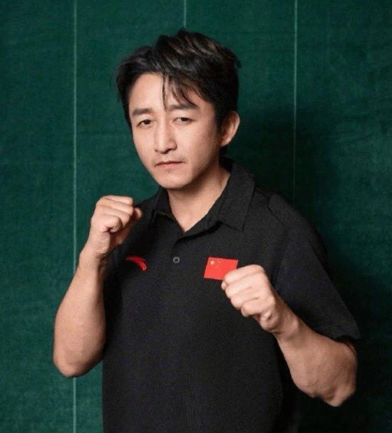 邹市明辟谣邹市明发文针对网络上关于妻子冉莹颖的多条传言公开辟谣，否认利益输送、虚