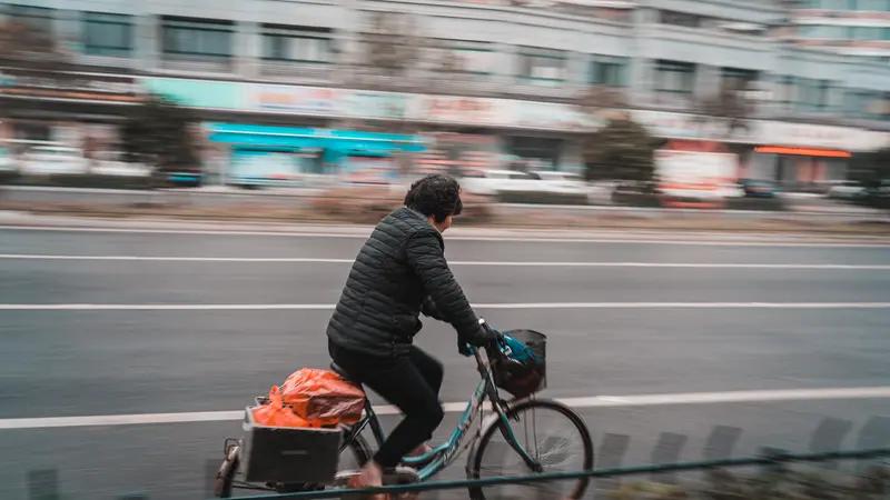 人每天奔波劳碌,究竟是为了什么? 每天天没亮就起床，在生活里忙得晕头转向，到底为