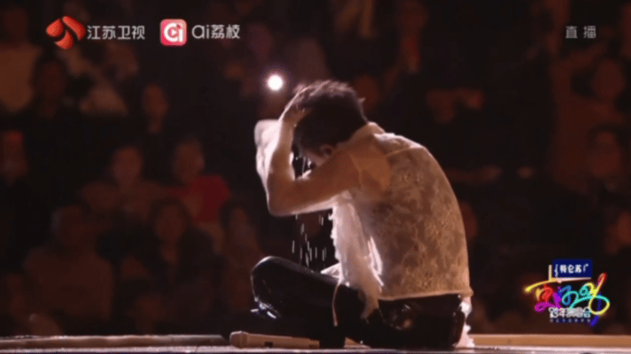 薛之谦玩水怎么和别人两模两样 救命！别人玩水都是神仙名场面，帅美浪漫氛围感拉满，