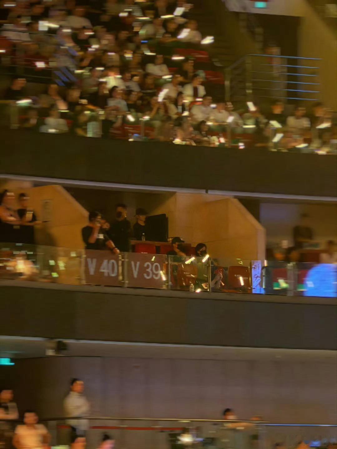 排面直接拉满！半个娱乐圈明星都去李宇春演唱会，一众好友奔赴现场，为春春的精彩舞台