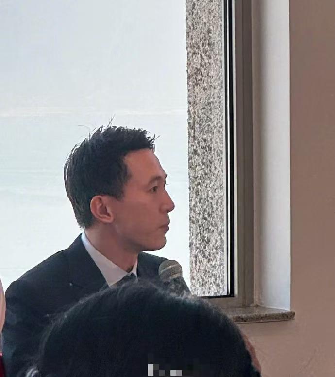 又来欣赏TikTok CEO周受资的帅气身影~最近周受资去了迪拜工区，帅气非常，