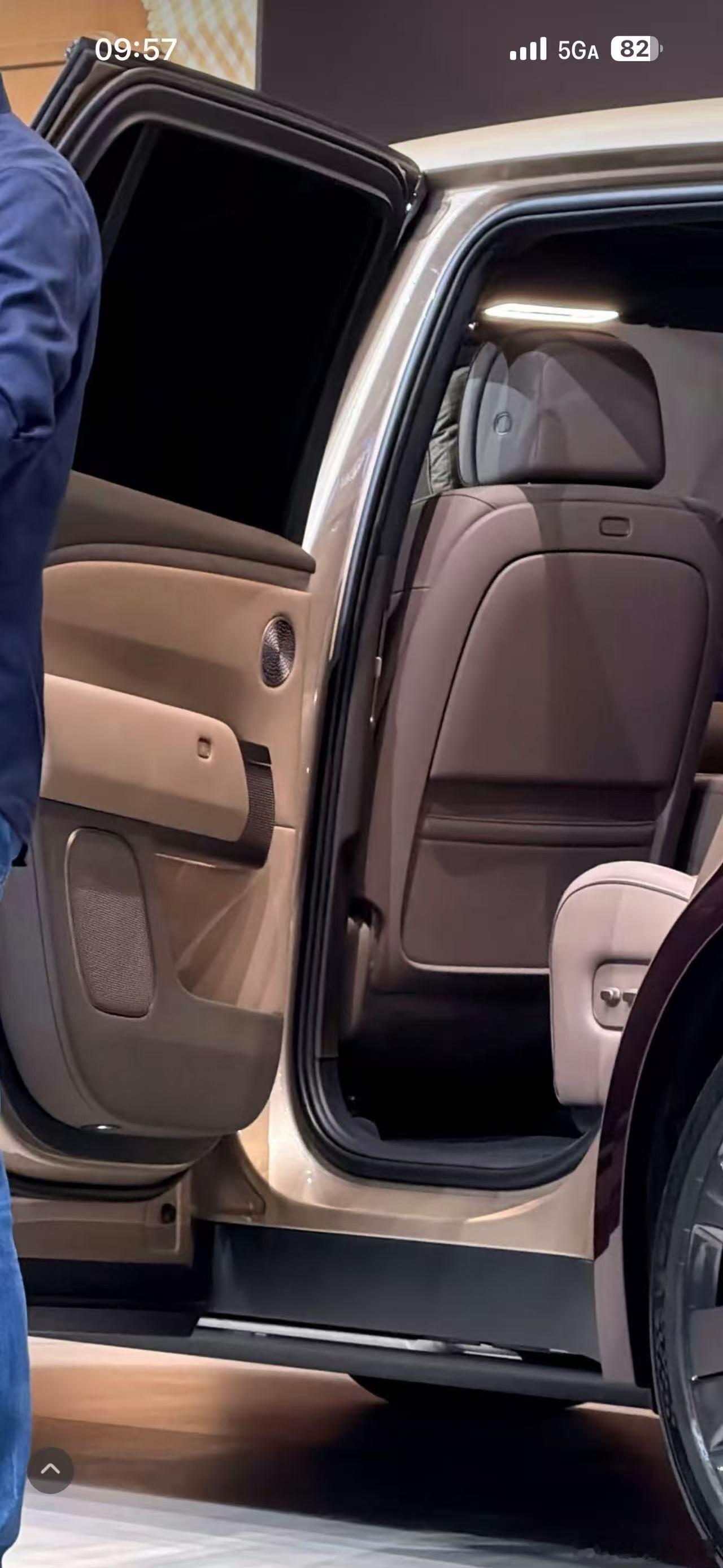 理想L9Livis车展首秀 也许有些人会失望，但我觉得这内饰还是极好的！本来简约