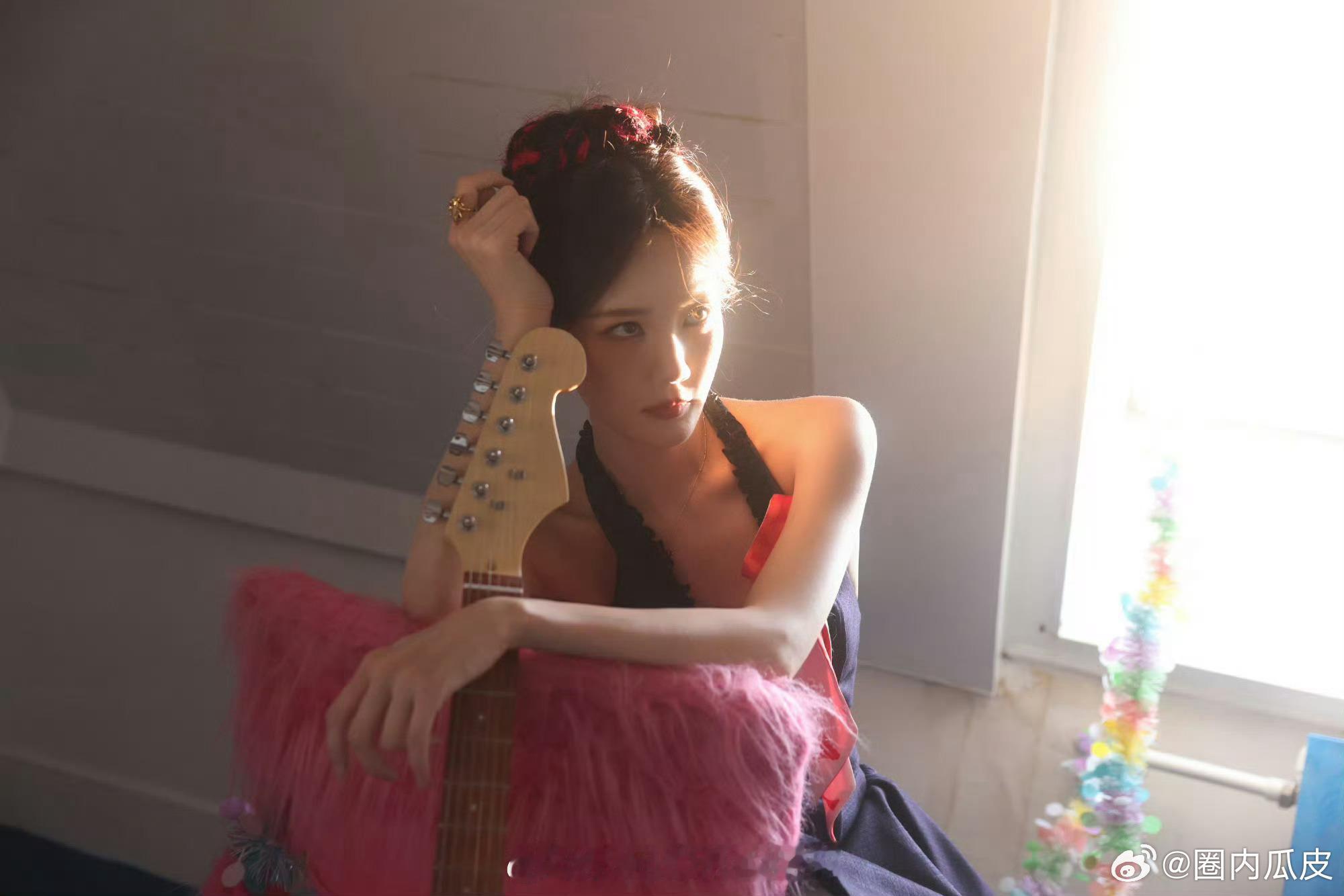 李一桐漂亮的脸旁边还是漂亮的脸 漂亮孩子坐中间名场面！眉眼弯弯自带笑意，左右同框