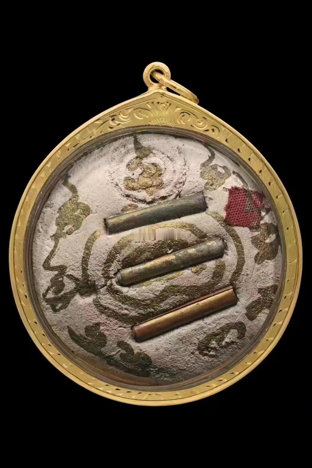 古巴阿里雅查2551年孔雀瓷面自身，背后三色符管，有龙婆doo经粉入料，全新未佩
