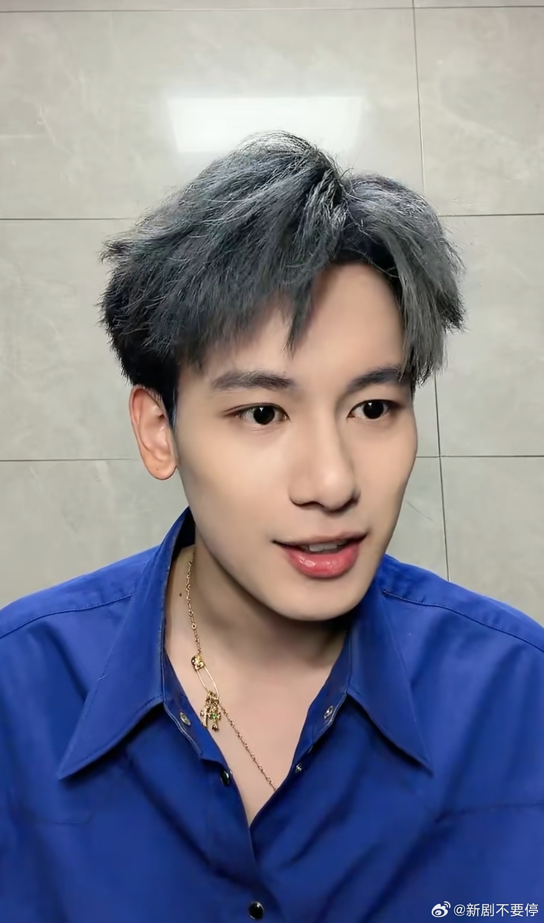 胡先煦发色黑发邻家→红发炸场→灰蓝冷冽，从角色造型到宠粉约定，每款发色都是少年成