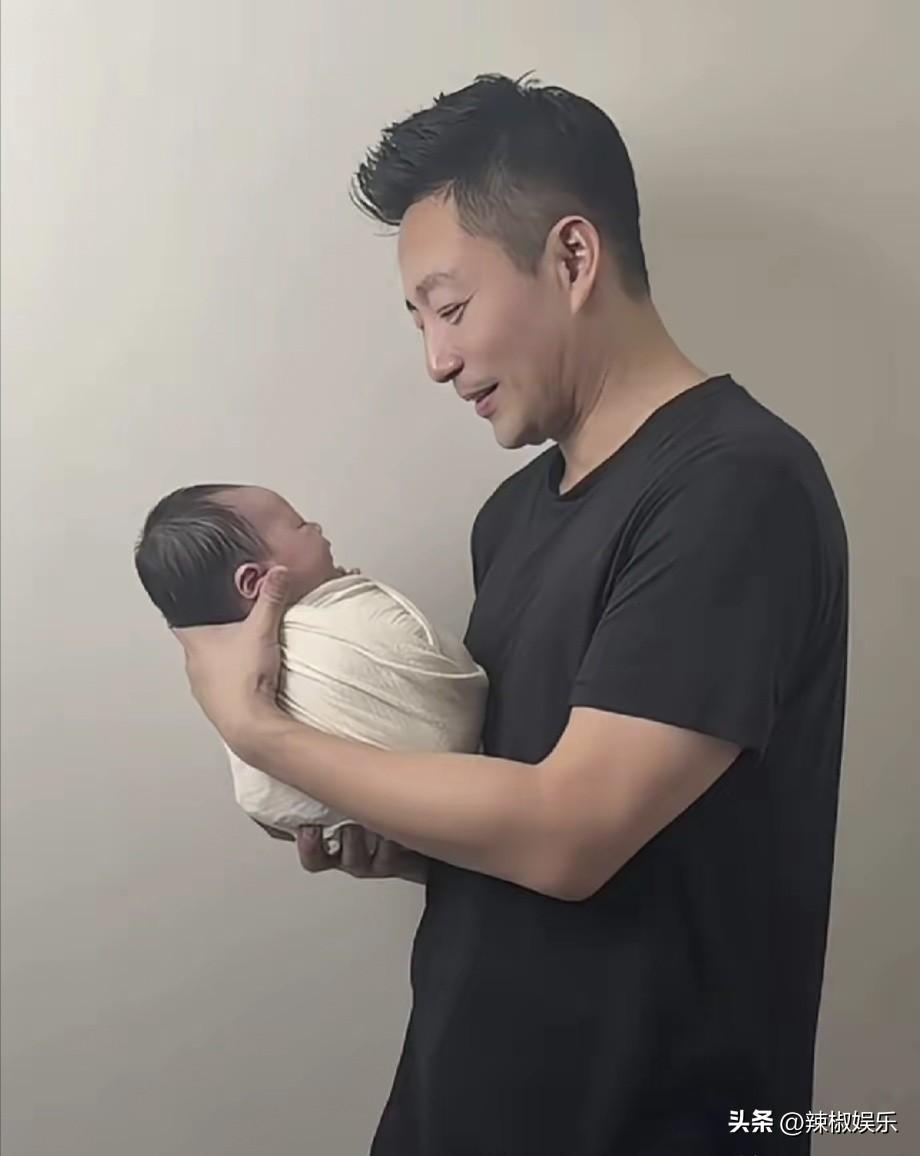 汪小菲抱着小儿子小汪宝拍满月照了。
汪小菲发视频带着小汪宝拍照片，只见他一脸幸福