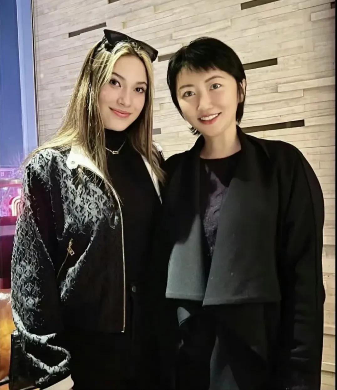 华真、谷爱凌合影，一个43岁一个21岁，两人看上去像姐妹一样。华真五官立体精致，