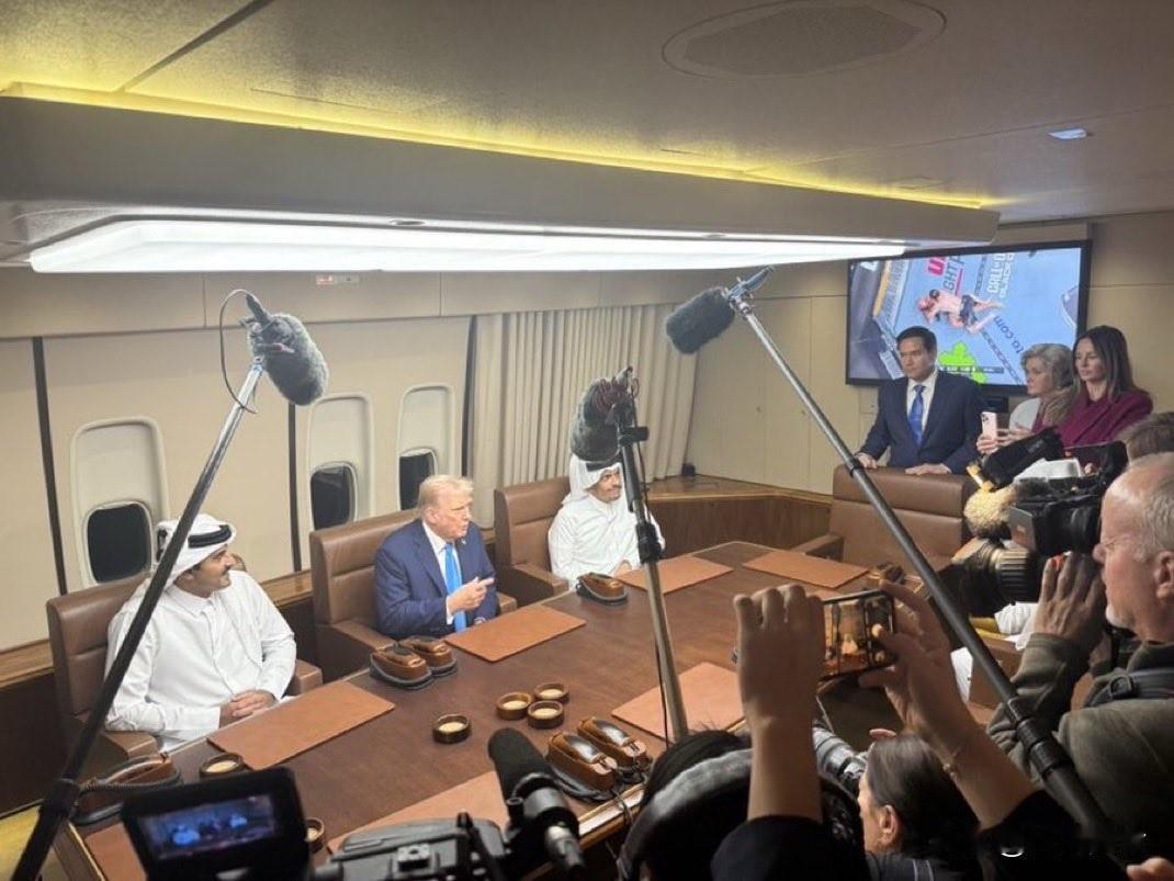 特朗普在空军一号上会见卡塔尔埃米尔