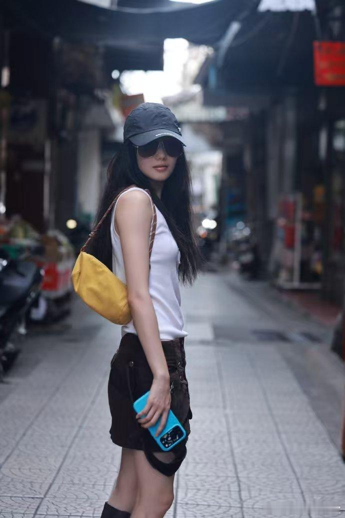 刘浩存老街随性街拍整套look看着随性又时髦，老街背景加持，氛围感直接拉满刘浩存