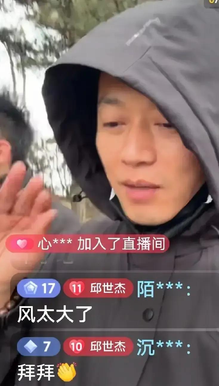 秋天爸爸昨晚突然开麦，镜头里胡子拉碴，说刚下山，喘得比风箱还响。
七八天没播，粉
