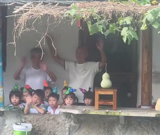葫芦不仅挂出来了
还多了几个葫芦娃
想想这么多孩子，两个怕吵的老人，现在更吵了，