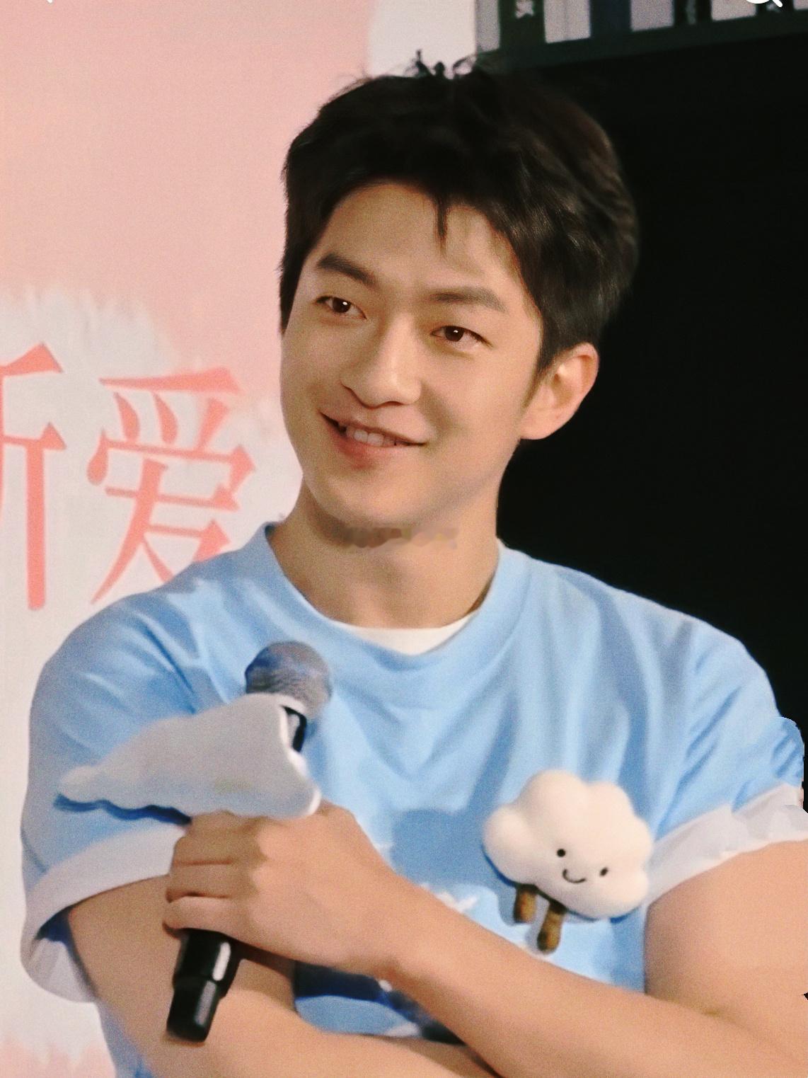 屈楚萧衣服基础身材就不基础 演员屈楚萧亮相电影有朵云像你路演现场，这状态简直好到