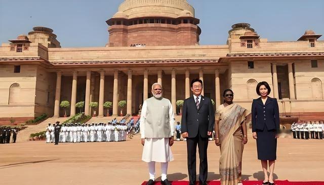 有人说，实在想不通，李在明为什么在这个时候访问印度。印度没有韩国需要的东西，韩国