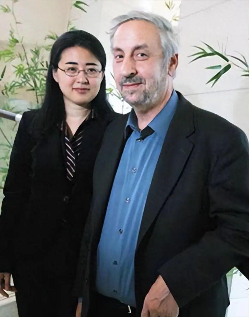 中国“神童”田晓菲，13岁被北大破格录取，出国留学后，28岁嫁给53岁美国老师，