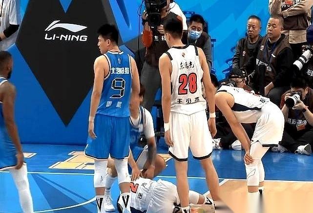 全广东队最揪心的一幕，不是被绝杀，而是自家两米一六的中锋周琦，直挺挺地倒下去，砸