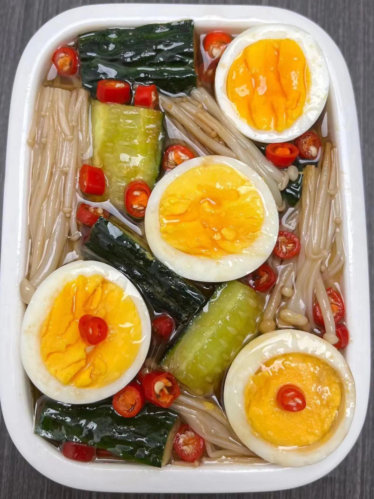 分享一道特别好吃的减脂餐！
做法：
1、鸡蛋、金针菇煮熟跟黄瓜放碗中；
2、调酱