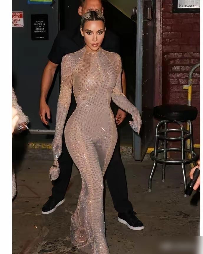 谁能想到，刚在奥斯卡派对靠金色蛇蝎造型惊艳全场的金·卡戴珊，私下竟是个被四娃折腾