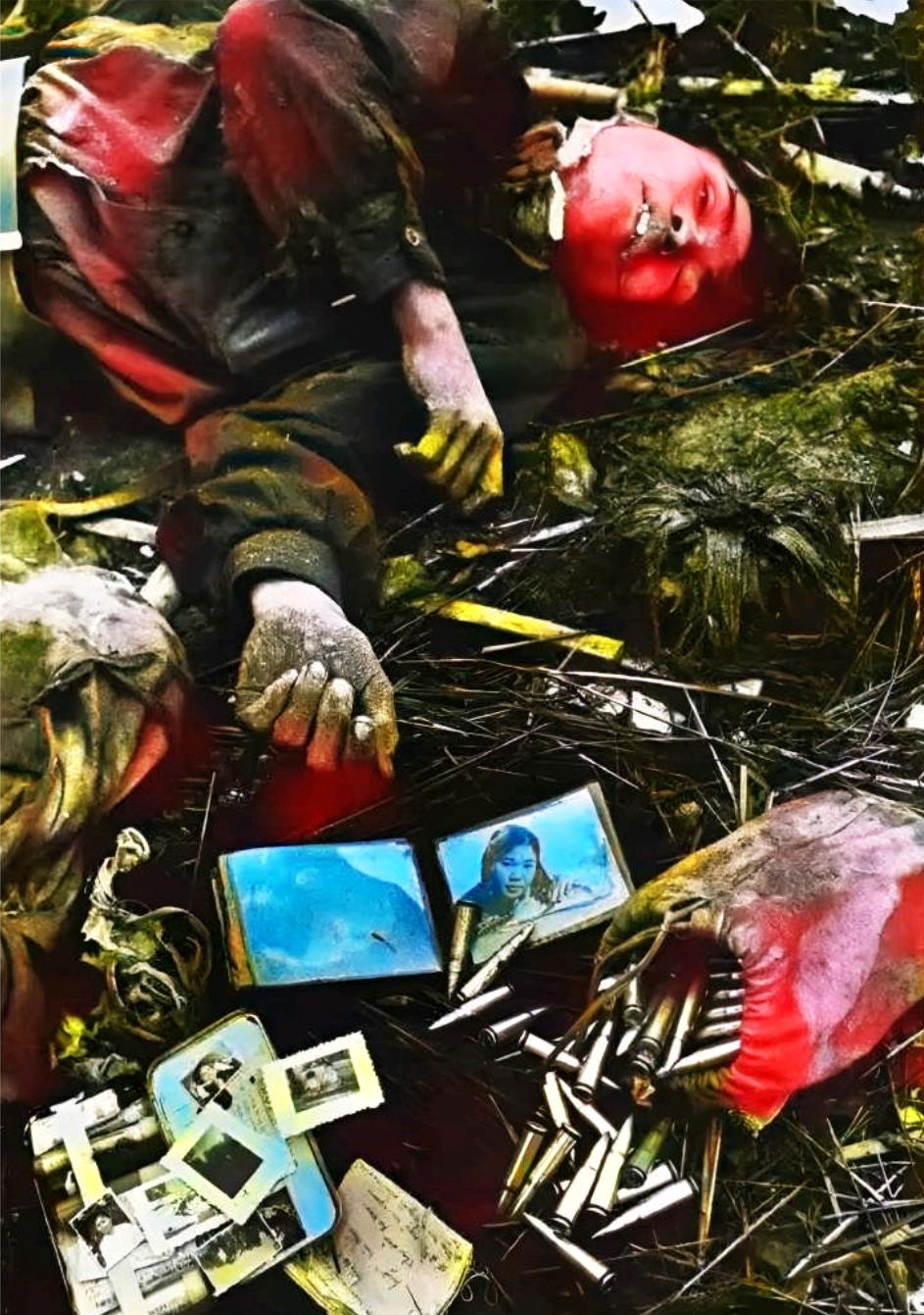 这是1967年，一个越南士兵被美军击毙后，尸首现场的照片。

他身上携带的物品，
