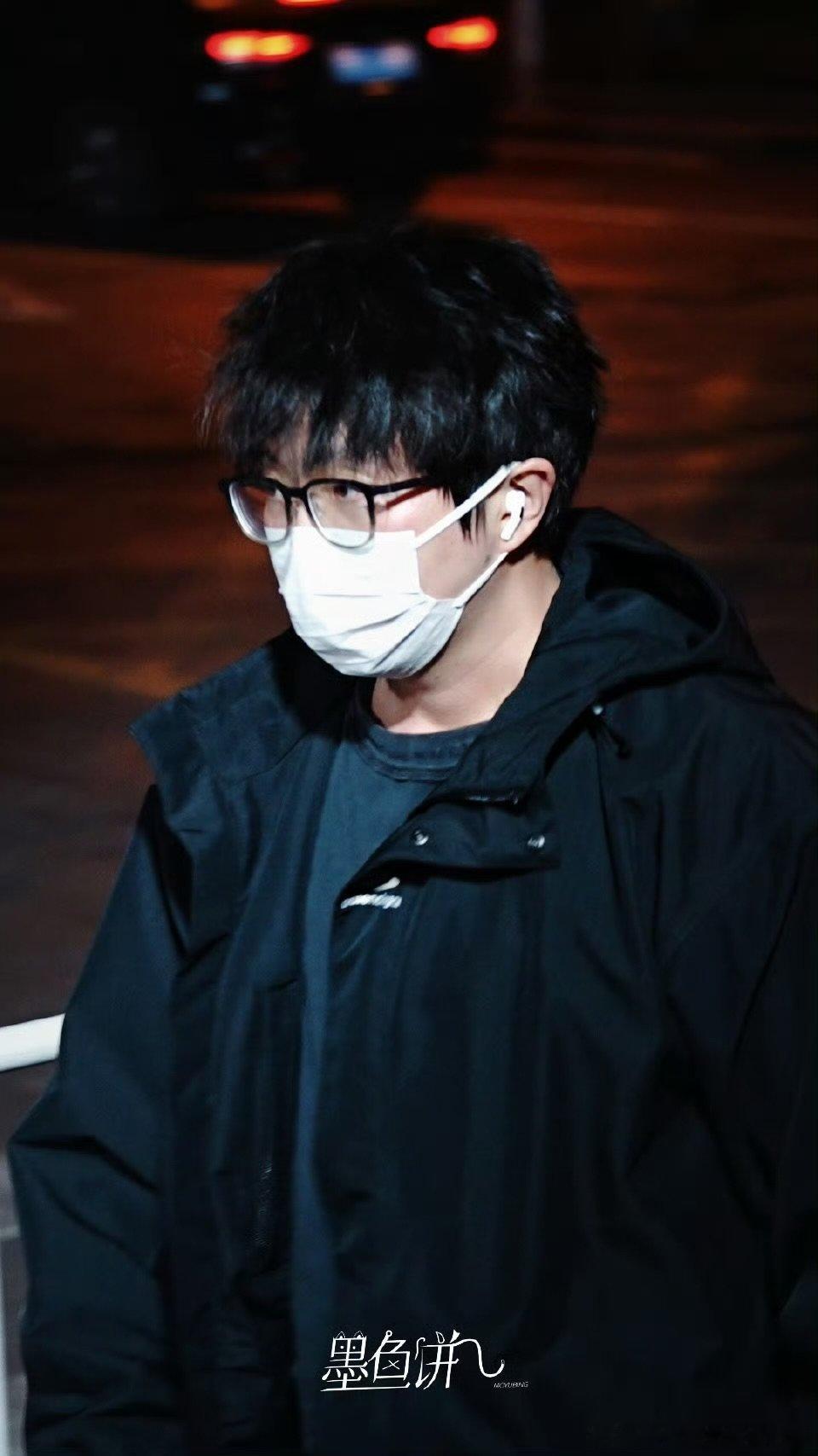 毛不易现身央视 现身央视大楼疑似参加春晚彩排，很难不期待