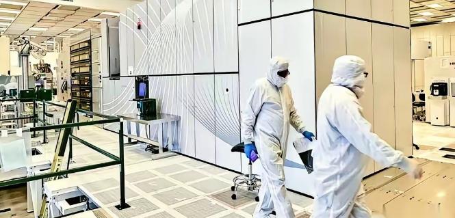 光刻机巨头阿斯麦，出大事了。

荷兰总部，上千名工程师午饭时间直接撂下餐盘，把公