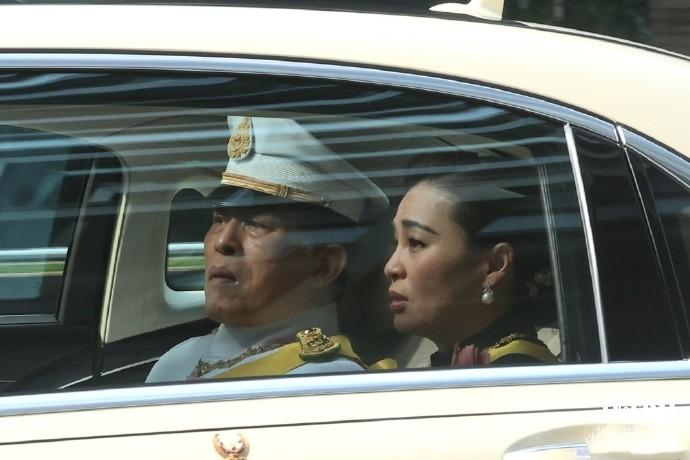 美：老弟！去泰家分家产？
中：关我啥事。没得谈。

美：他家长女走了，正乱！
中