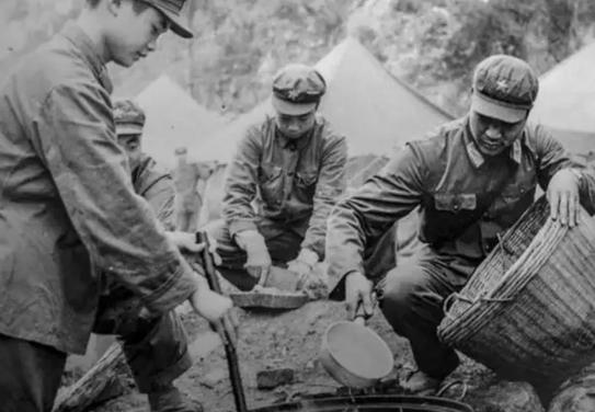 1982年，炊事兵张廷富收到未婚妻的分手信，一气之下他回了一个“O”，没想到两年