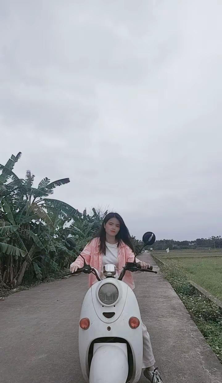 “今年的目标：比去年快乐。比去年健康，比去年有钱…”