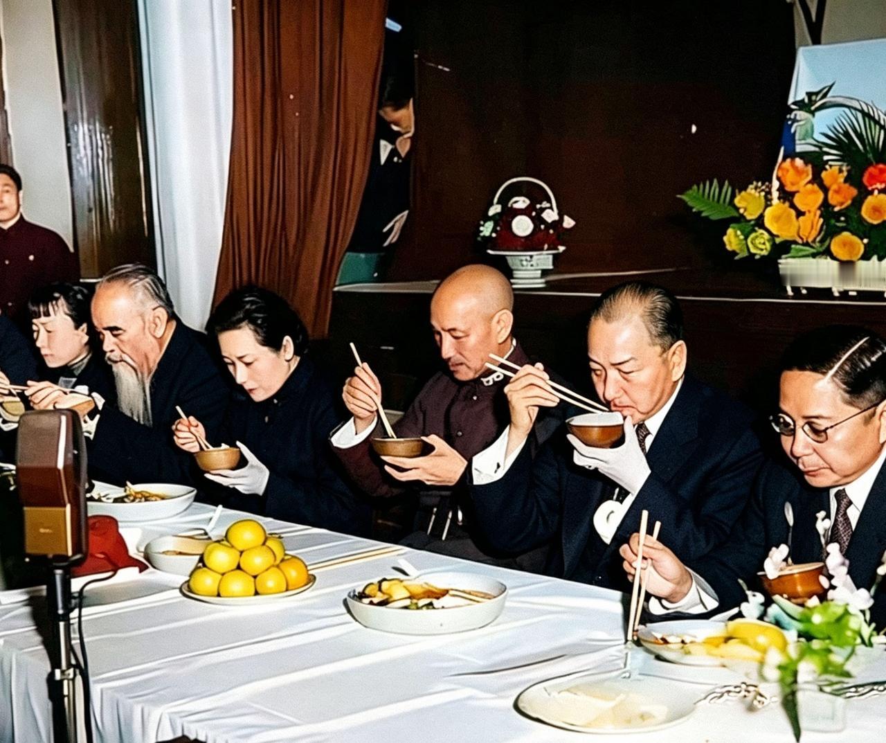 1941年，重庆。在媒体面前，蒋介石率众摆拍吃饭，桌上看着很朴素，此时是抗战最艰