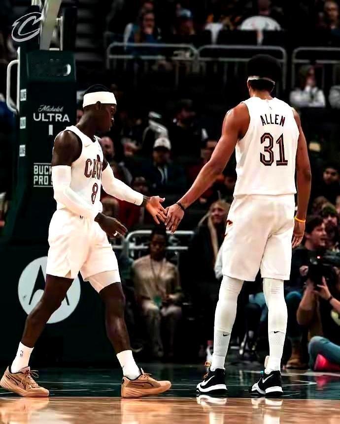 骑士最后0.6秒绝平球被吹无效，更衣室一片死寂。别问，问就是全队一半主力穿着西装