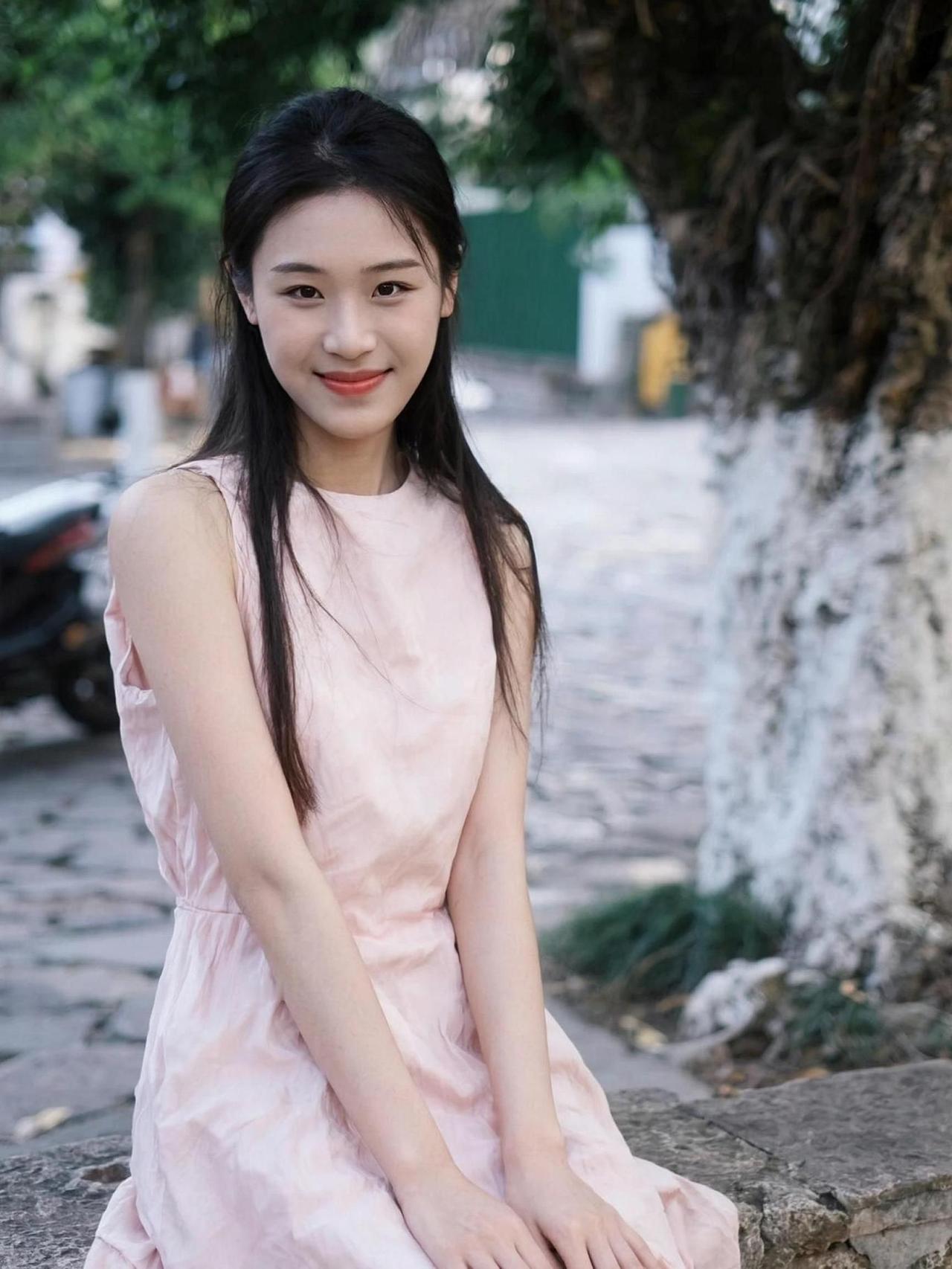 树影斑驳，阳光洒在裙摆上，像撒了一层金色的梦。温柔的风轻轻吹起发丝，仿佛时间也在